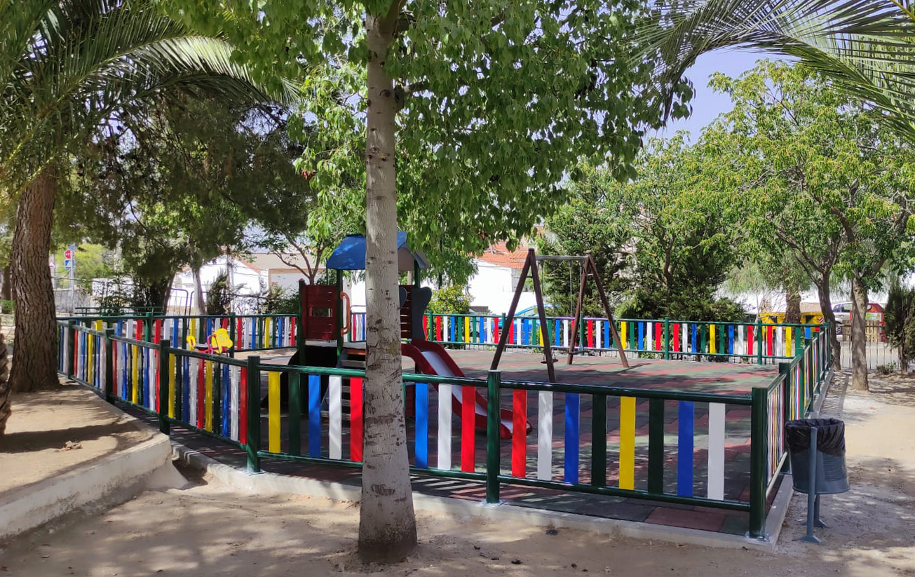 El parque infantil de la calle Gustavo Adolfo Bécquer estrena vallado perimetral