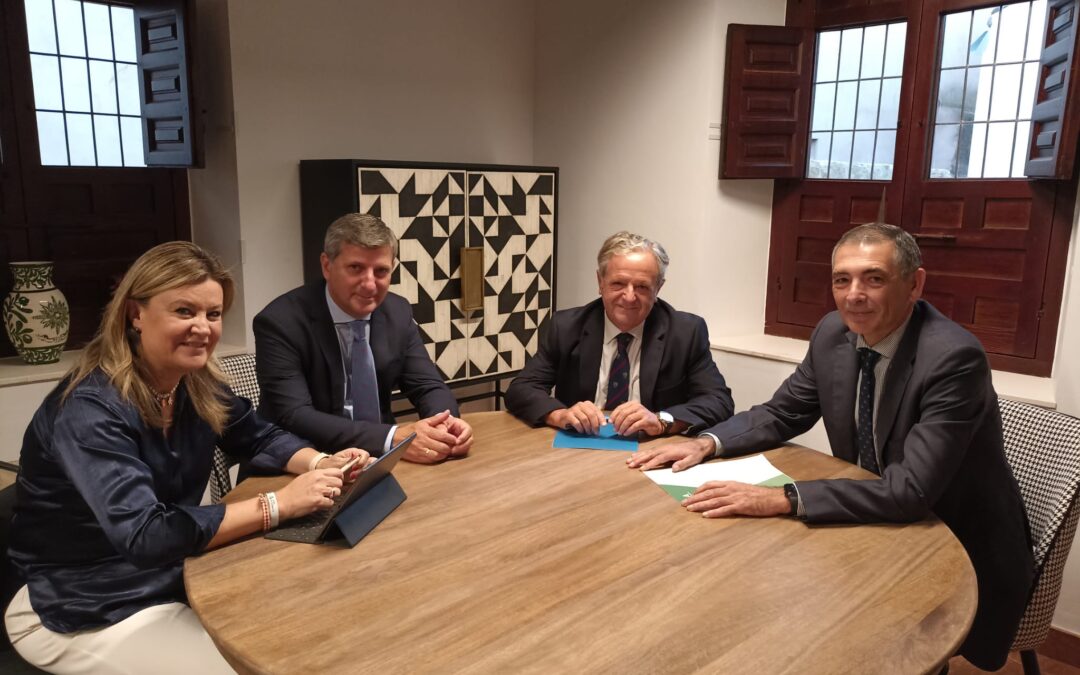 El secretario general del Agua, Ramiro Ángulo, ha mantenido una reunión con el presidente de la institución provincial, Salvador Fuentes, para conocer la solución más viable
