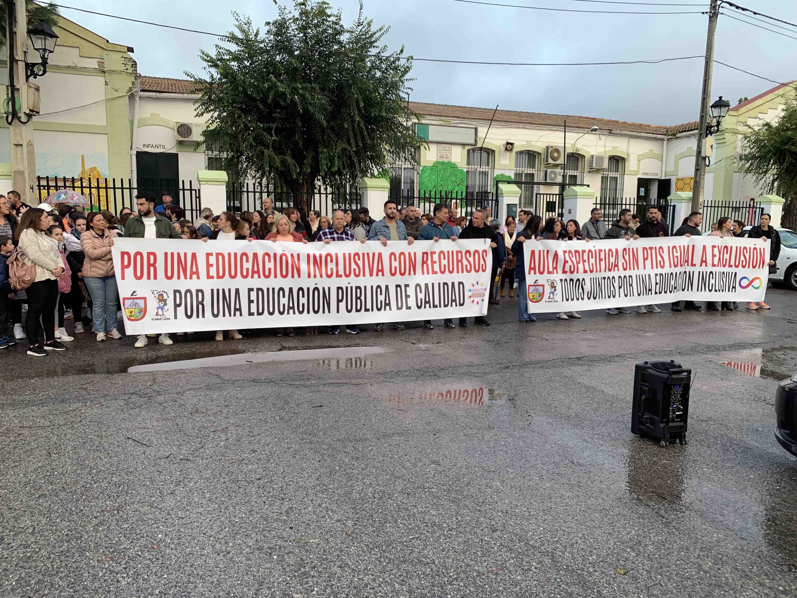 La Falta de Profesores para Niños con Necesidades Especiales Desencadena una Manifestación en el Colegio Eladio León de Peñarroya