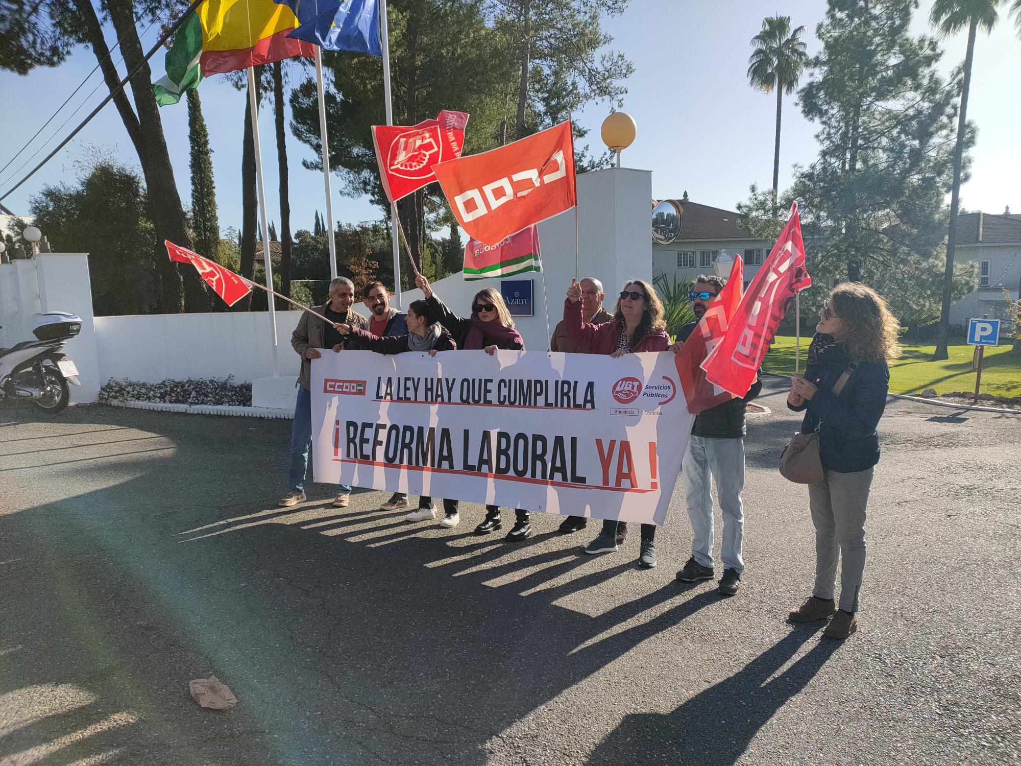 Representantes sindicales de Cruz Roja en Córdoba se concentra para exigir la subida salarial que les corresponde