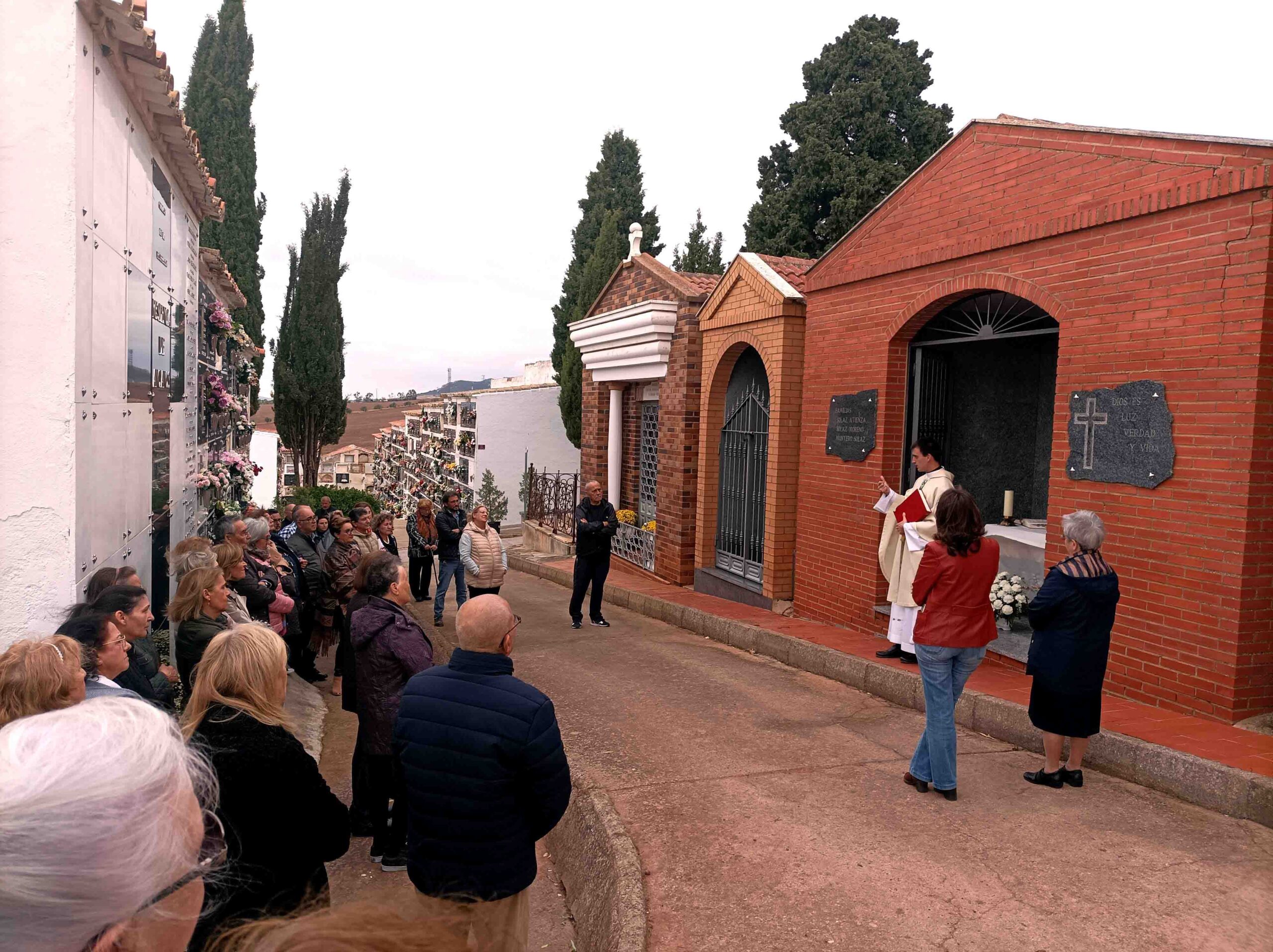  Misas por nuestros difuntos, celebradas en los Cementerios “Virgen del Rosario” en Peñarroya y “San Jorge” en Pueblonuevo.