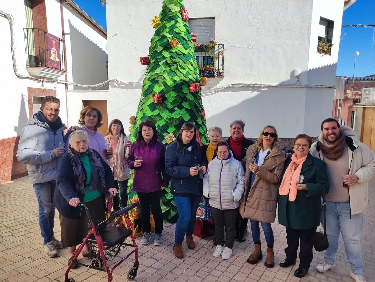 El Hoyo Resplandece,  sus Vecinas Habilidosas Transforman Calles en un Festín Navideño