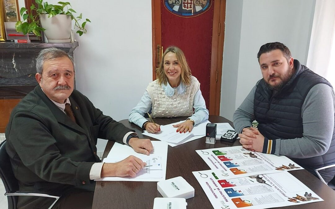 El ayuntamiento de Belmez firma un convenio con el colegio de Córdoba para crear el registro municipal de animales