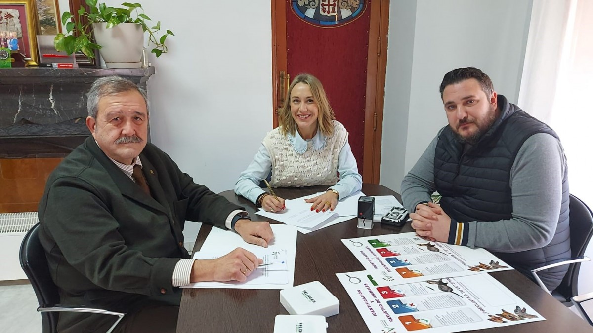 El ayuntamiento de Belmez firma un convenio con el colegio de Córdoba para crear el registro municipal de animales