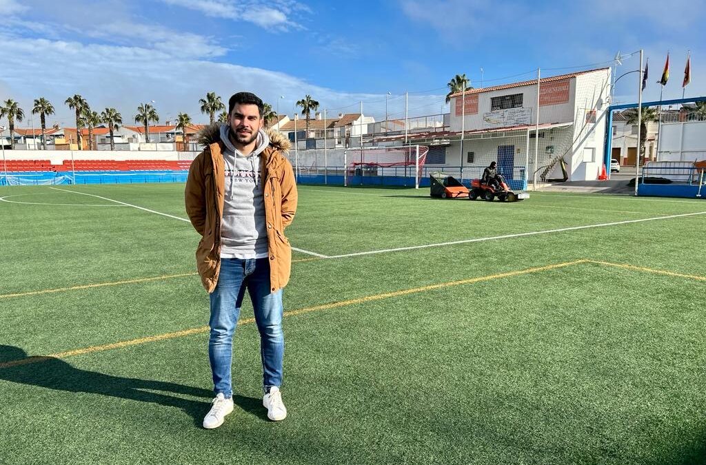 El Ayuntamiento de Peñarroya-Pueblonuevo acomete el mantenimiento del césped del estadio Casas Blancas