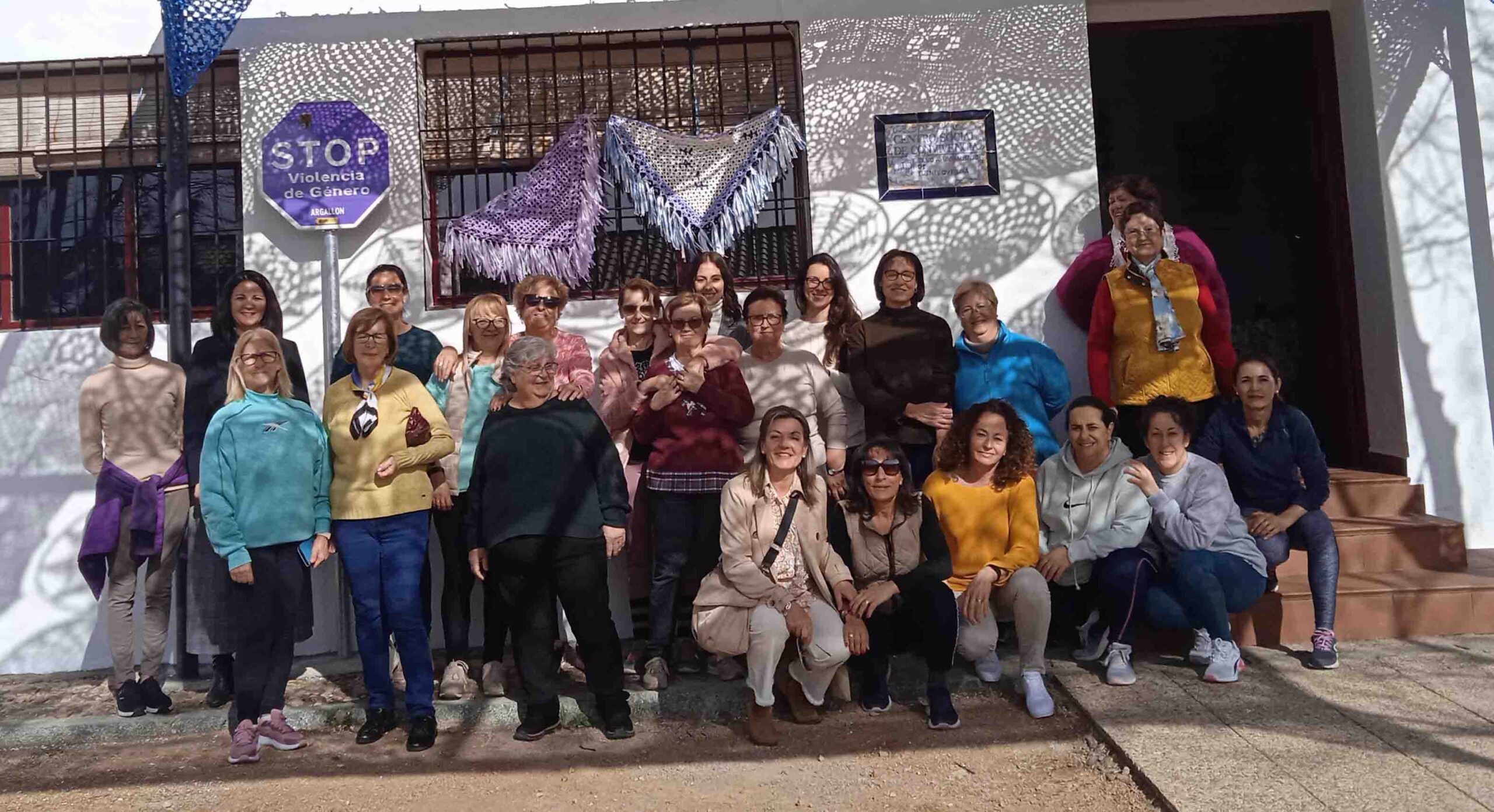 La Asociación de mujeres “La Españuela” de Argallón celebran un día de convivencia e inauguran sus trabajos para embellecer su sede.