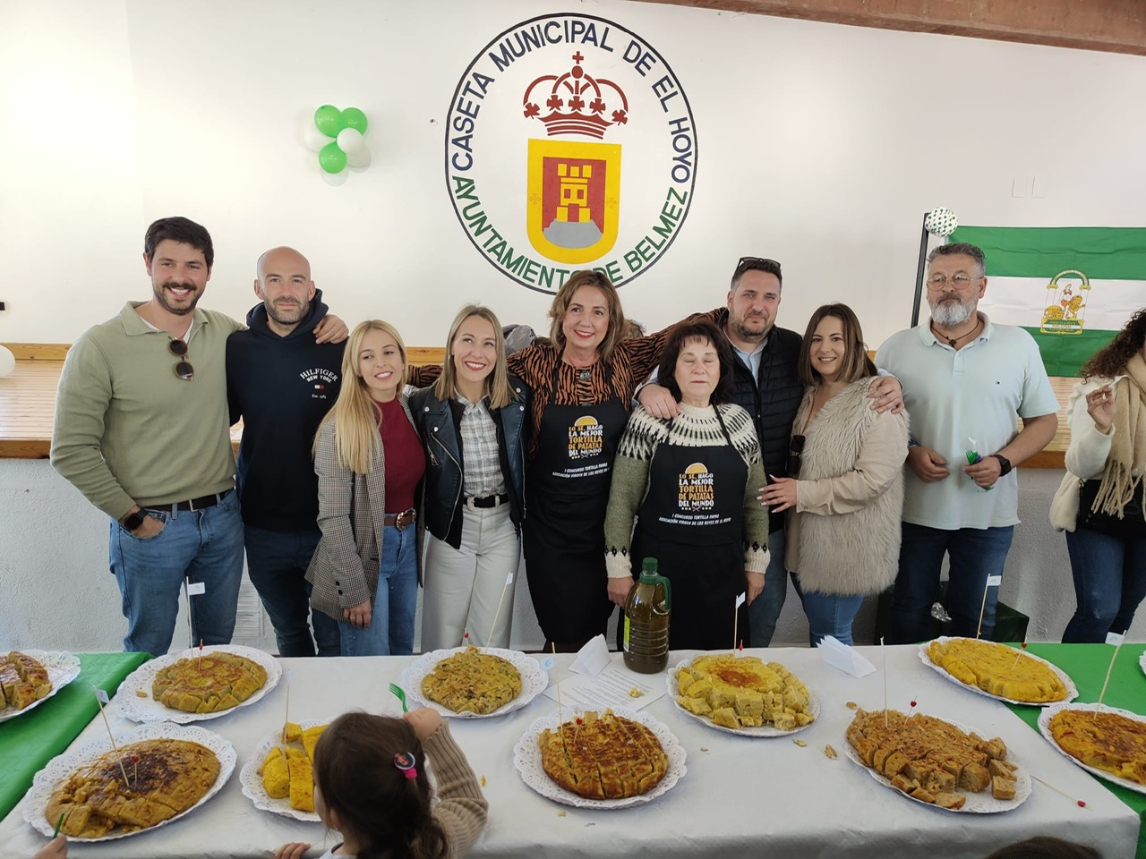 Éxito culinario en El Hoyo: Carmen Perea se corona en el primer concurso de tortilla de patatas en la celebración del Día de Andalucía
