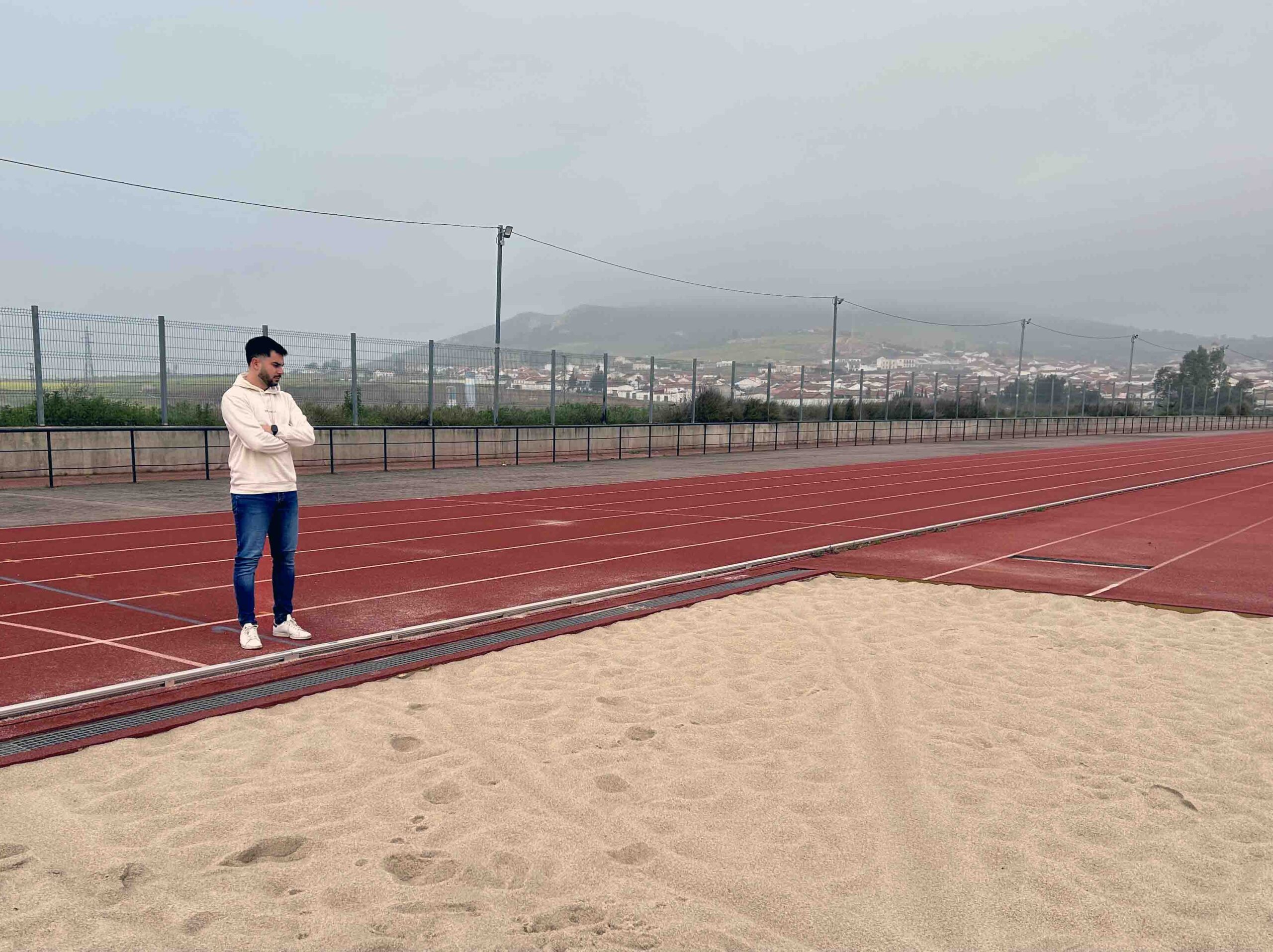 Renovación crucial en la pista de atletismo de Peñarroya-Pueblonuevo: nuevo impulso para la seguridad y rendimiento de los atletas