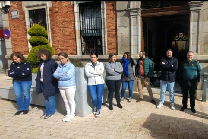 Tragedia en Barbate: puerta ayuntamiento de Belmez rinde homenaje a Guardias Civiles fallecidos