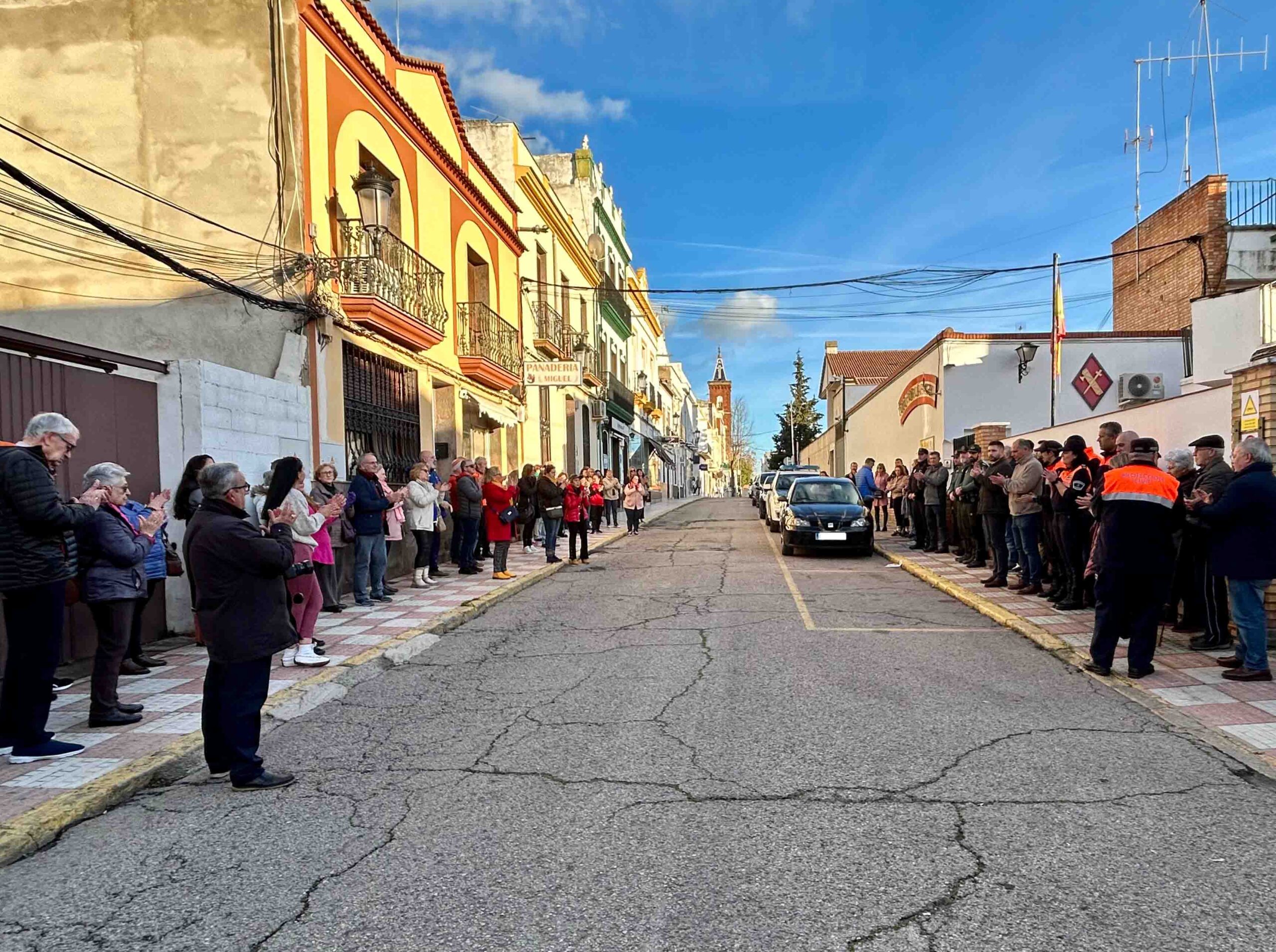 Emotivo homenaje en la puerta del cuartel de Peñarroya-Pueblonuevo: Un minuto de silencio en memoria de los agentes de la Guardia Civil caídos en Barbate en acto de servicio