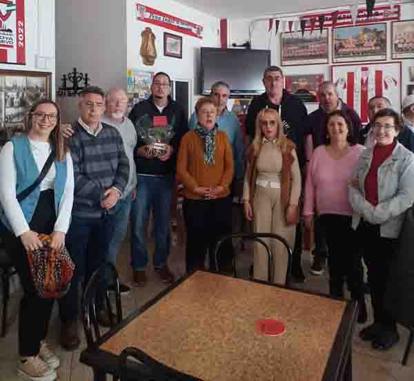 La Peña del Athletic de Bilbao de Peñarroya-Pueblonuevo colabora con el Centro Social de Día FAISEM durante su visita a su sede
