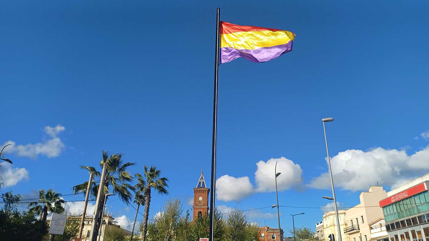 Izado de la bandera republicana en Peñarroya Pueblonuevo: celebrando la memoria y los ideales de la república