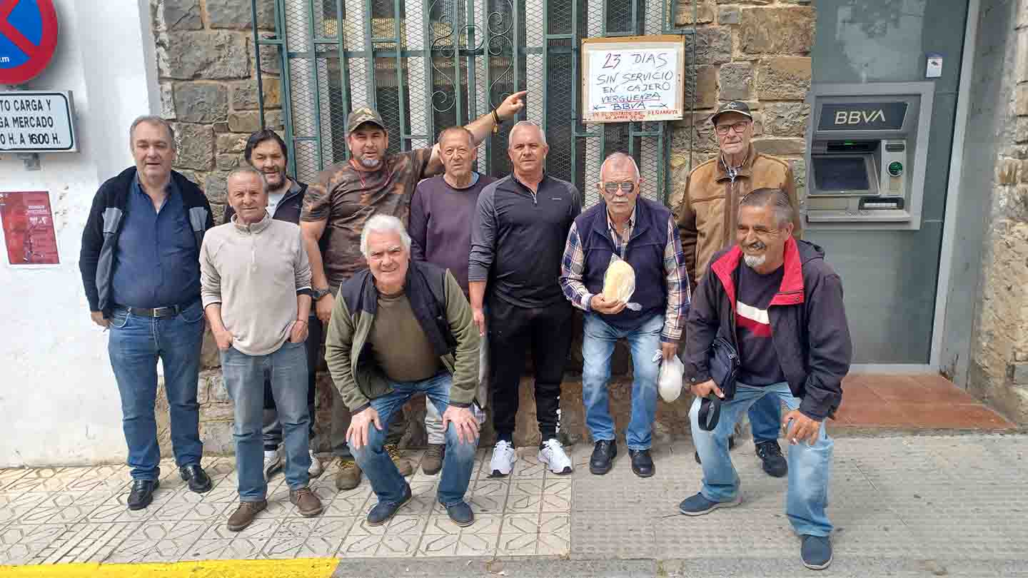 Vecinos de Peñarroya claman por acceso digno a sus pensiones ante problemas en cajero automático