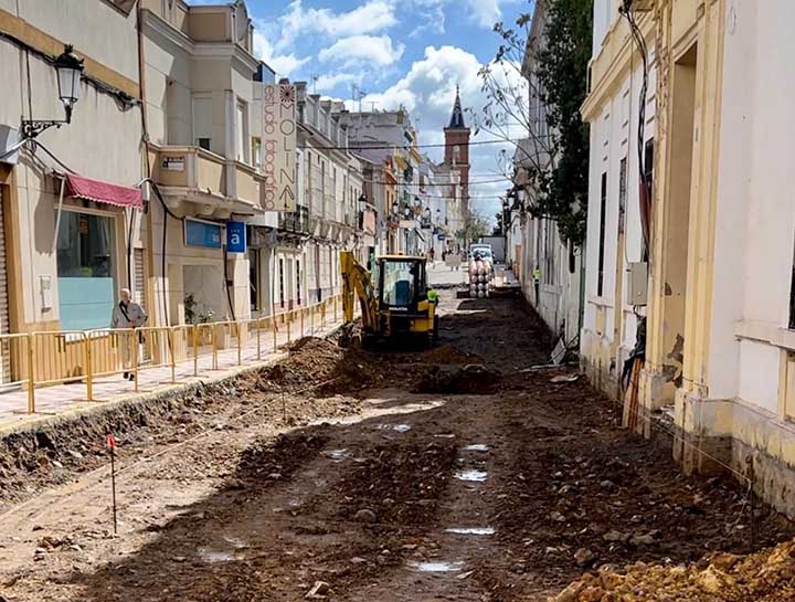 Cambios temporales en el acceso a comercios de la calle Constitución durante obras en Peñarroya Pueblonuevo