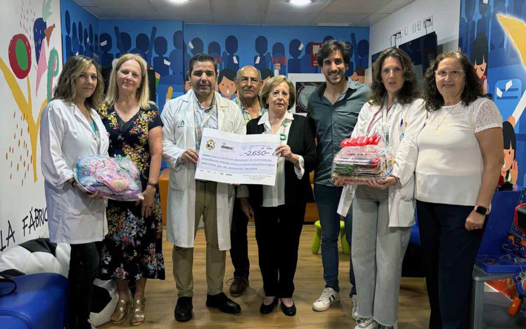 La Hermandad de Nuestra Señora del Carmen de Peñarroya entrega un donativo y regalos a la planta de Oncología pediátrica del Hospital Reina Sofía