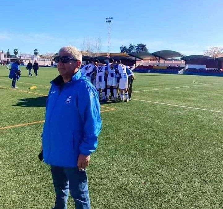 Esa camiseta blanca y azul