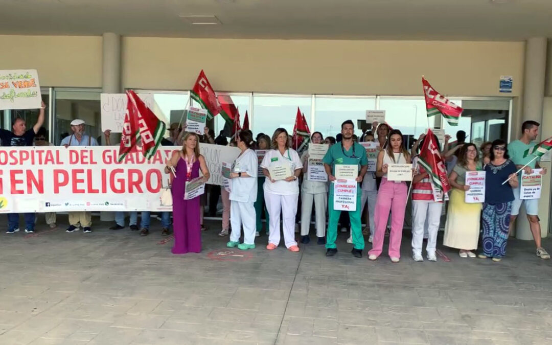 Los trabajadores del Hospital Valle del Guadiato y del Centro de Salud en Peñarroya se manifiestan contra las políticas sanitarias de la Consejería de Salud