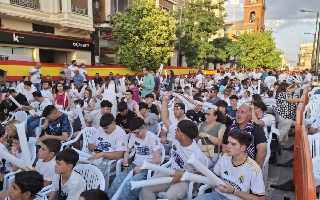 Peñarroya-Pueblonuevo se viste de blanco para celebrar la decimoquinta Champions del Real Madrid