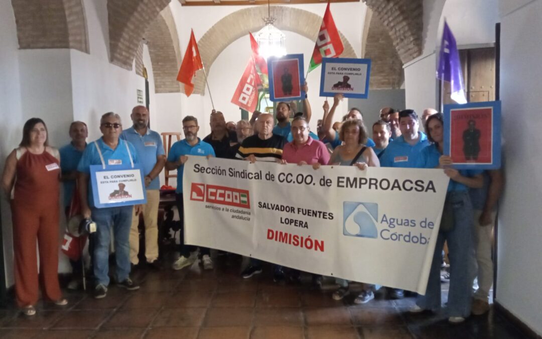 El comité de empresa de Emproacsa se concentra en las puertas de la Diputación de Córdoba para exigir el cumplimiento del convenio colectivo y respeto al comité