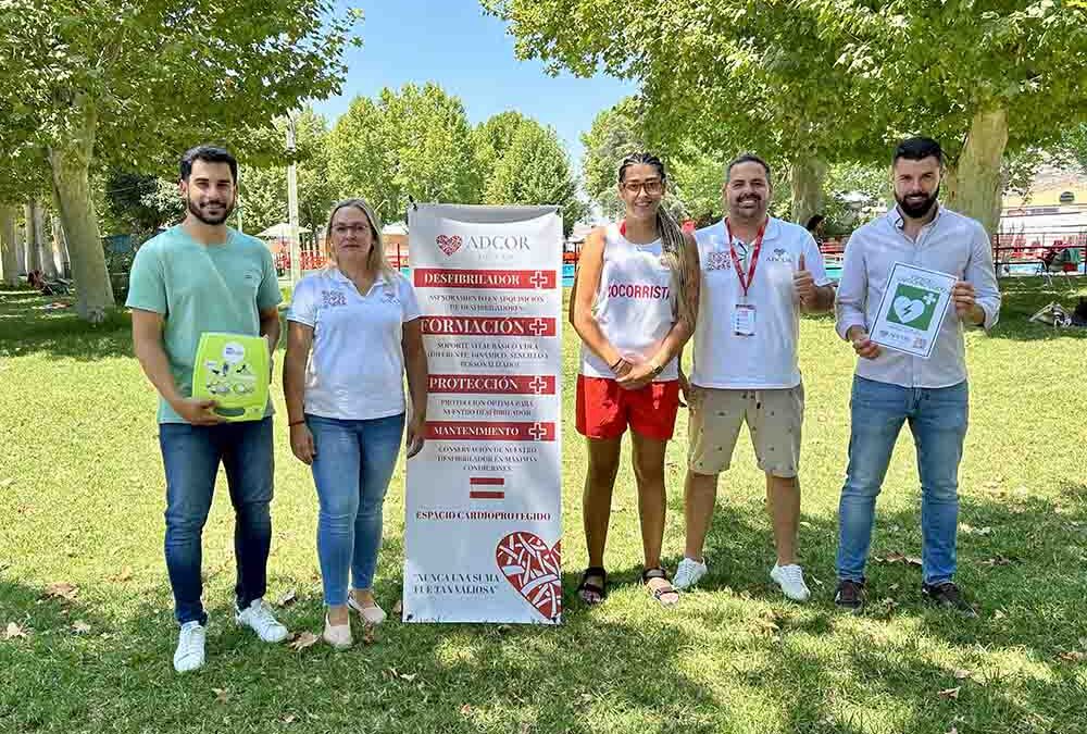 Peñarroya-Pueblonuevo instala un desfibrilador en la piscina municipal para mejorar la cardioprotección