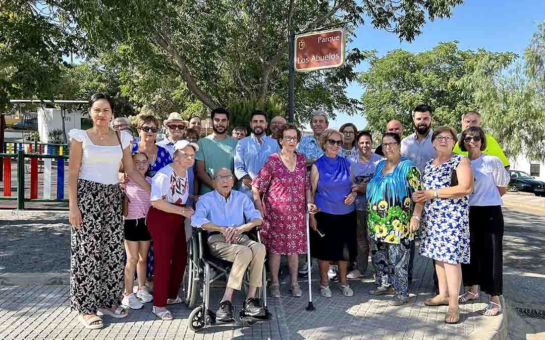 El parque de la calle Gustavo Adolfo Bécquer recibe el nombre de Los Abuelos en reconocimiento a quienes hicieron posible este espacio en El Cerro