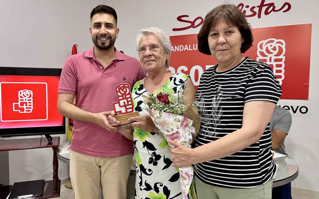 El PSOE de Peñarroya-Pueblonuevo rinde homenaje a Flor Aranda, una de sus militantes veteranas
