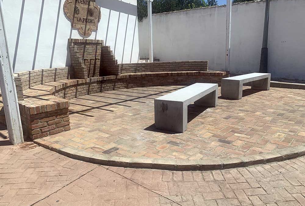 Vandalismo en La Poza de Peñarroya: asientos desplazados y deteriorados
