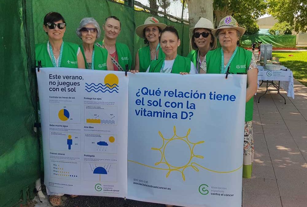 La Asamblea Local de Peñarroya-Pueblonuevo de la AECC educa a los bañistas sobre la prevención del cáncer de piel