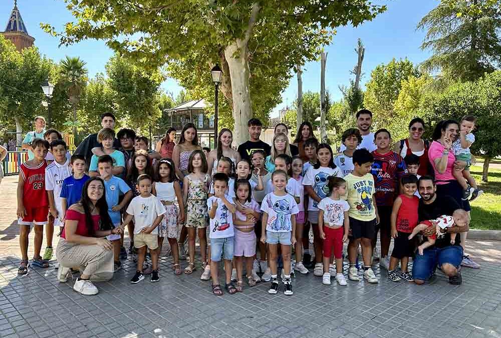 La jornada de juegos populares y tradicionales reúne a cerca de cuarenta participantes en la plaza Santa Bárbara
