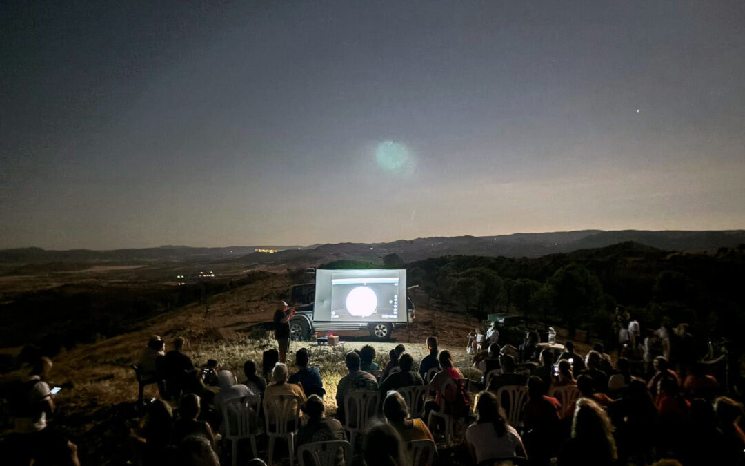 Ruta nocturna y observación astronómica marcan el inicio de la semana grande en El Hoyo