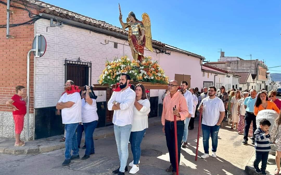 San Miguel Arcángel recorre las calles de El Cerro en su festividad, acompañado por fieles y autoridades