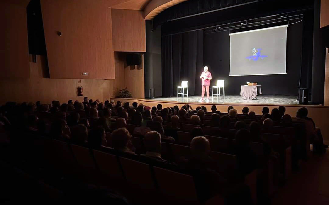 Éxito rotundo y lleno absoluto en la actuación de Santi Rodríguez en la Casa de la Cultura de Peñarroya Pueblonuevo