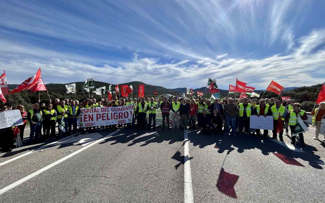 Corte de carretera en la nacional 432 en defensa del hospital Valle del Guadiato