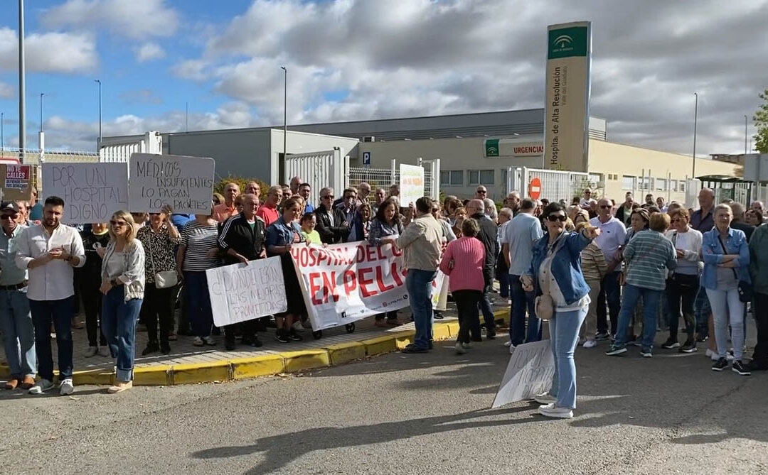 Concentración frente al Hospital Valle del Guadiato para denunciar el desmantelamiento de la sanidad pública