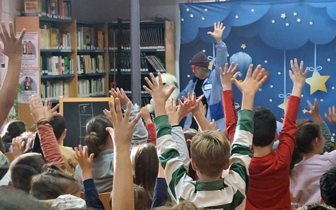 La Biblioteca Municipal de Peñarroya-Pueblonuevo acoge en el Día Mundial de las Bibliotecas la actuación del «Mago Puk»