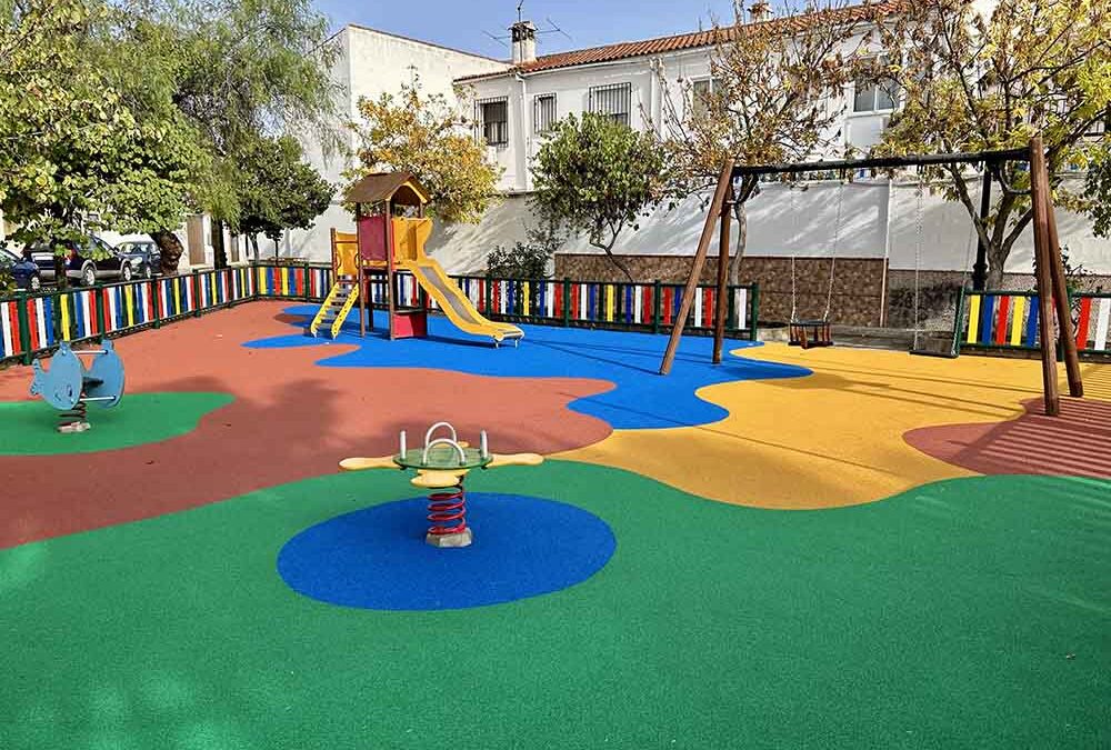 El parque infantil de la plaza Antonio Gala incorpora suelo de caucho y un vallado perimetral para mejorar su seguridad