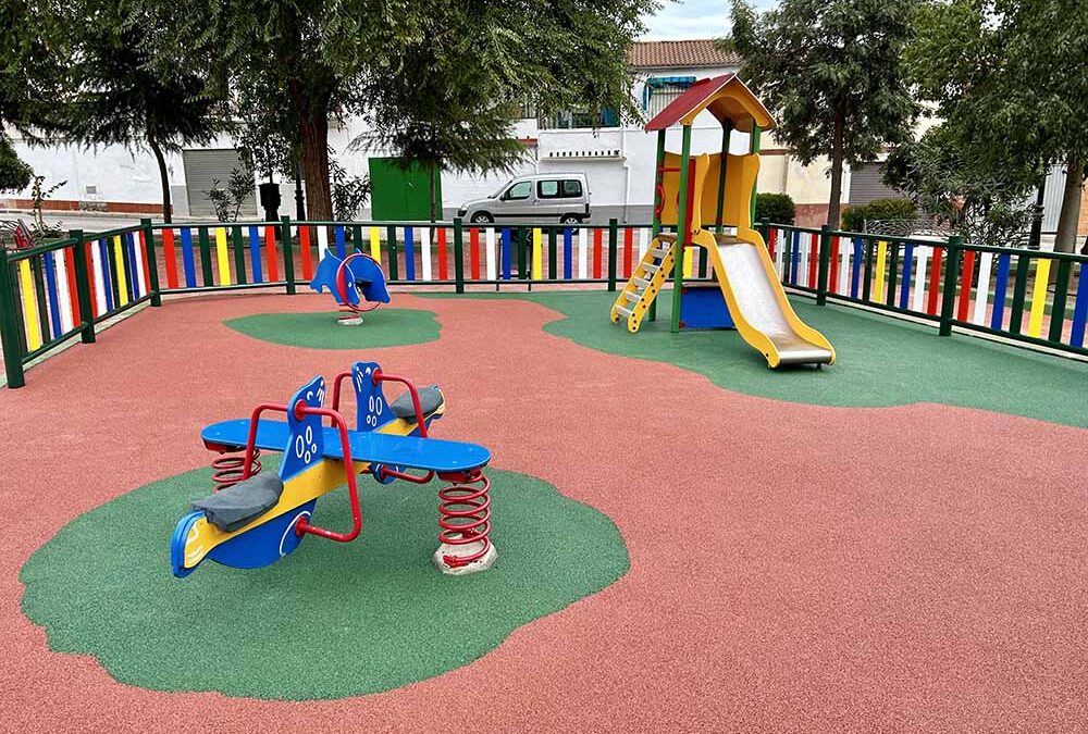 Peñarroya-Pueblonuevo mejora la seguridad y estética del parque infantil San Miguel con suelo de caucho y vallado perimetral