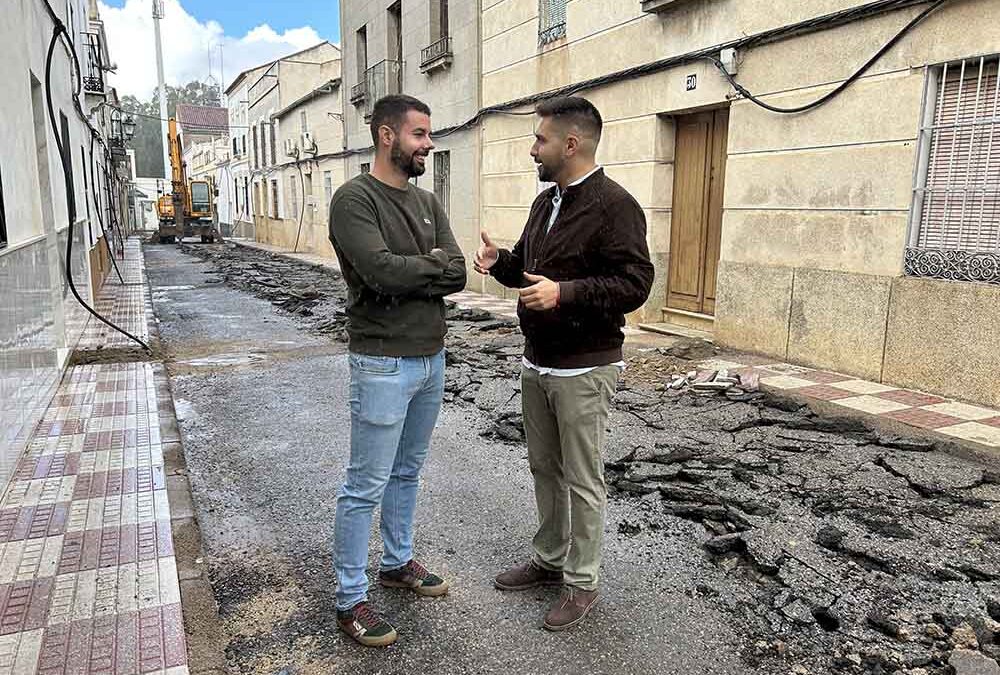 Comienzan las obras de remodelación de la calle Miguel Vigara en Peñarroya-Pueblonuevo para mejorar la accesibilidad y renovar redes de servicios