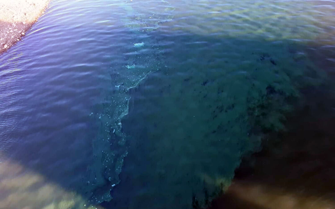 El misterio del color verdeazulado en las aguas del pantano de Sierra Boyera