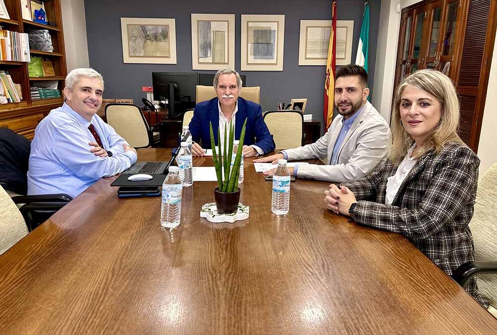 El alcalde de Peñarroya-Pueblonuevo y el delegado de Educación analizan mejoras en infraestructuras y recursos educativos del municipio