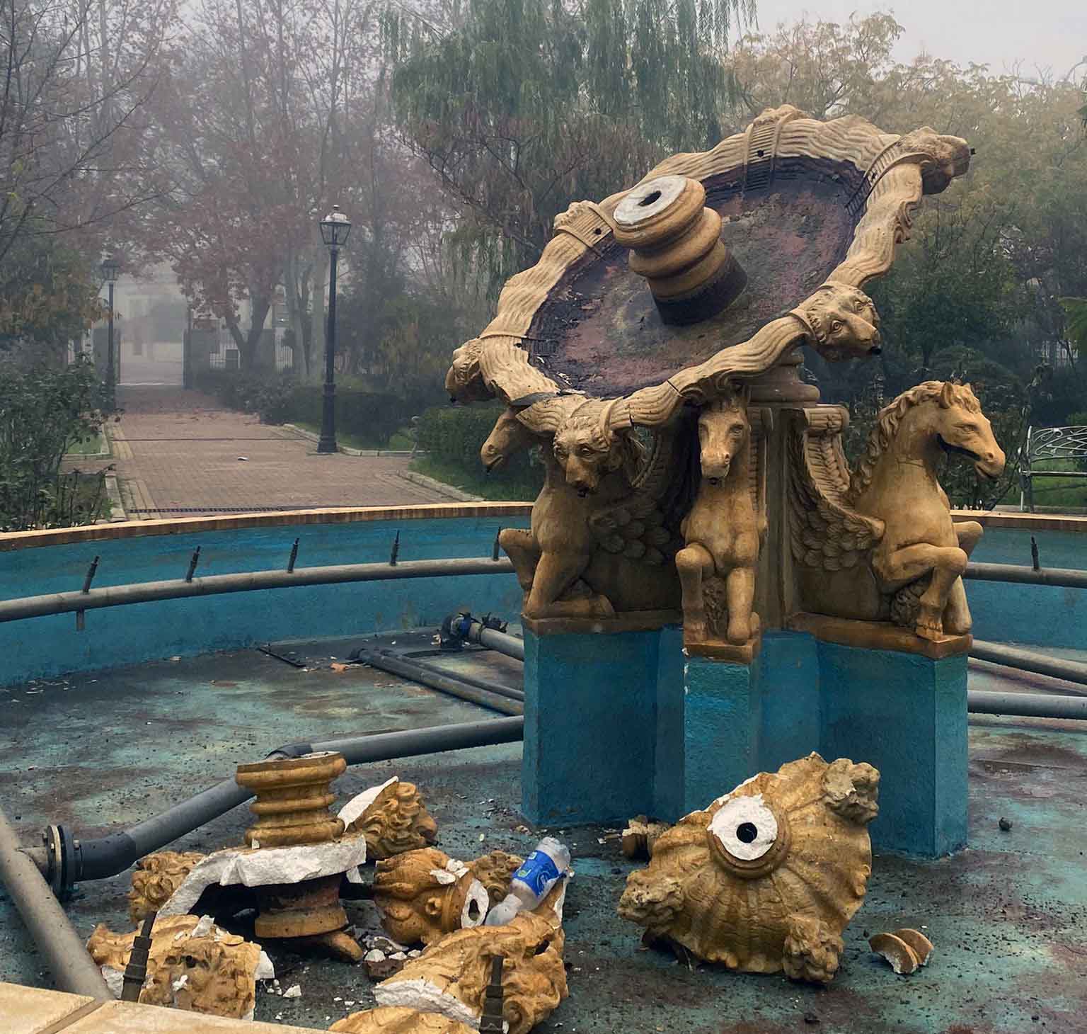 Fuente vandalizada en Peñarroya jpg