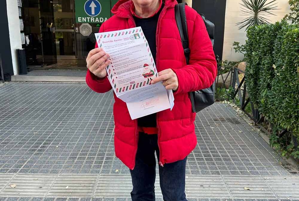 CCOO entrega al delegado de Desarrollo Educativo su carta a Santa Claus con sus deseos para la educación pública