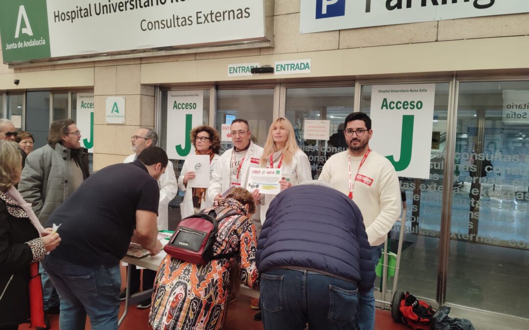 CCOO, SATSE, CSIF y UGT reparten octavillas y recogen firmas en el hospital Reina Sofía