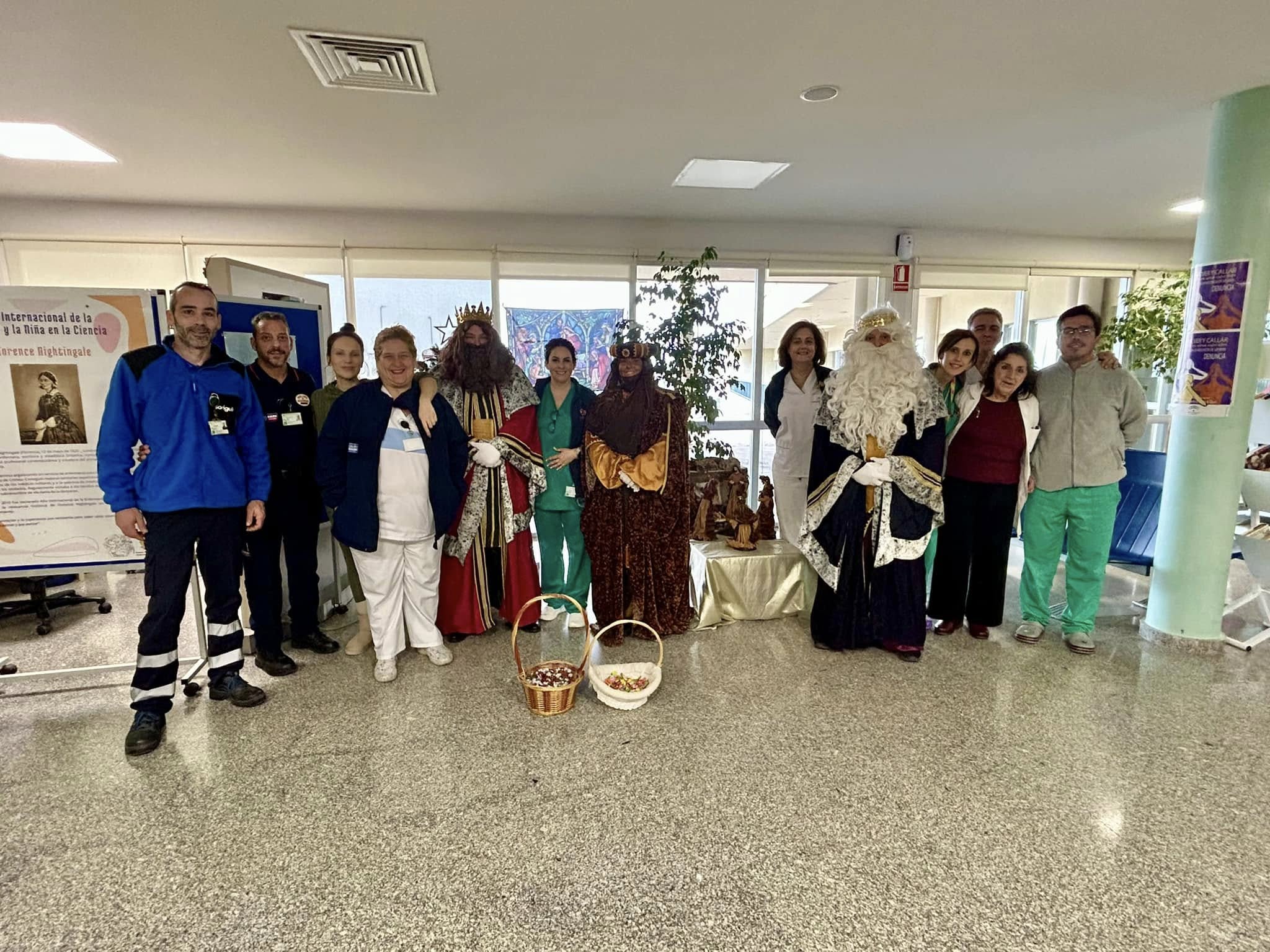 Los Reyes Magos llenan de ilusión el Hospital Valle del Guadiato (1)