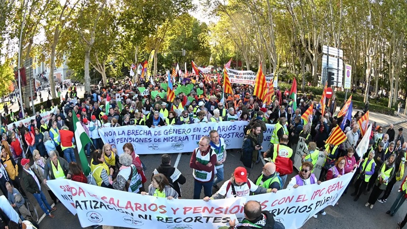 Manifestación de pensionistas bajo el lema ‘La movilización nuestra fuerza’, en defensa del sistema público de pensiones EFE Fernando Villar