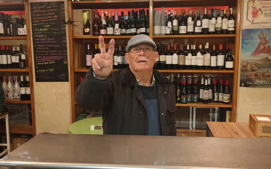 Siempre con una sonrisa y abriendo los brazos