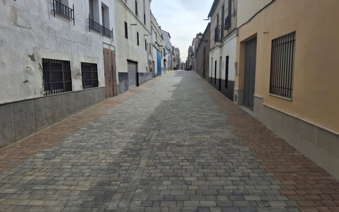 Vecinos de la calle Miguel Vigara presentan escrito en la Asociación ADISMOR del Guadiato