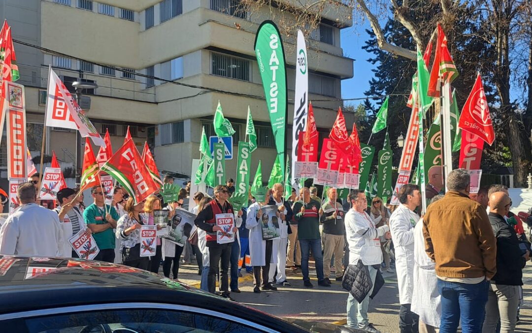 LOS SINDICATOS SE CONCENTRAN Y RECOGEN FIRMAS POR EL CUMPLIMIENTO DE LOS ACUERDOS FIRMADOS Y CONTRA LAS AGRESIONES A SANITARIOS