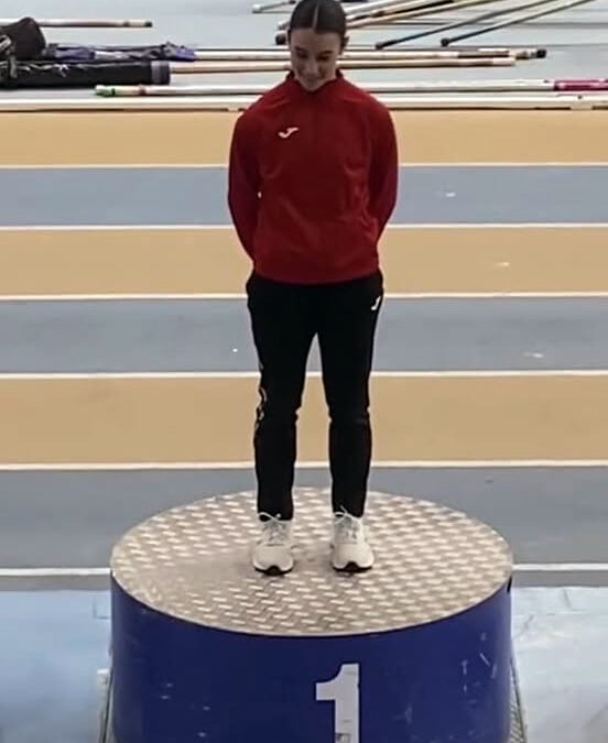 Natalia Caballero Peñas brilla con oro en 60 metros vallas en los Campeonatos de Andalucía y tercera mejor marca de España