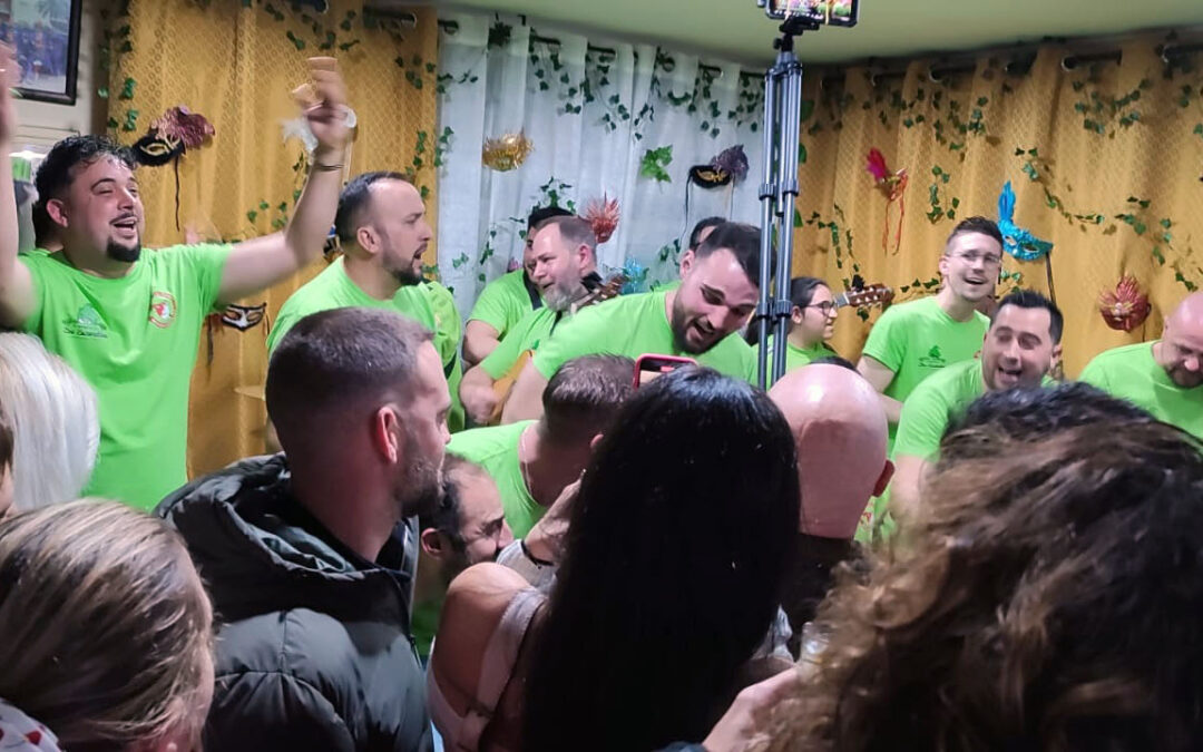 Presentación de la comparsa «Los Escondíos» de la Peña Cultural Nuevos Carnavales